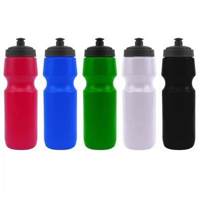 Logo personalizzato Accettabile 700ml PE Bottiglia di acqua sportiva in plastica con copertura antipolvere