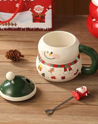 Vivi la magia del Natale con il nostro set di tazze e cucchiai in ceramica da 400 ml