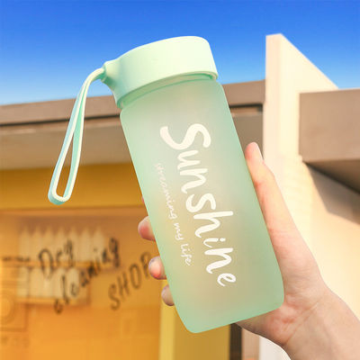 Stile di design minimalista Tazza di plastica portatile da 600 ml Logo personalizzato Accettabile per esterni