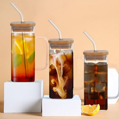 Tazza di caffè e tè ghiacciato con tappo e maniglia di paglia