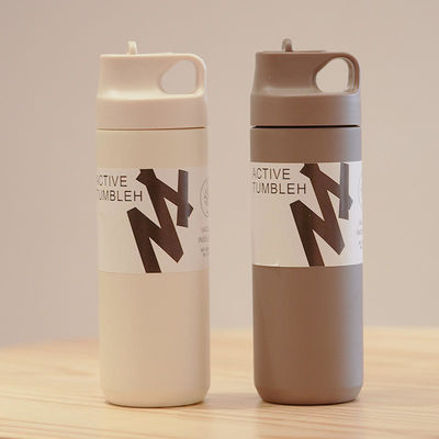 Bottiglia d'acqua a vuoto a doppia parete di 550 ml di capacità Bottiglie sportive isolate con manico