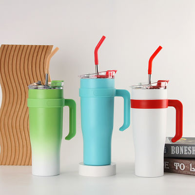 Tazza di caffè isolata in acciaio inossidabile da 40 oz con paglia e coperchio per utensili da ufficio