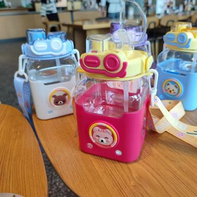 Bottiglia d'acqua di plastica per studenti con maniglia e cintura per spalle 980ml Disegno di animazione