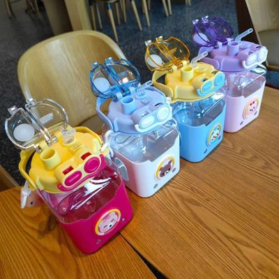 Bottiglia d'acqua di plastica per studenti con maniglia e cintura per spalle 980ml Disegno di animazione