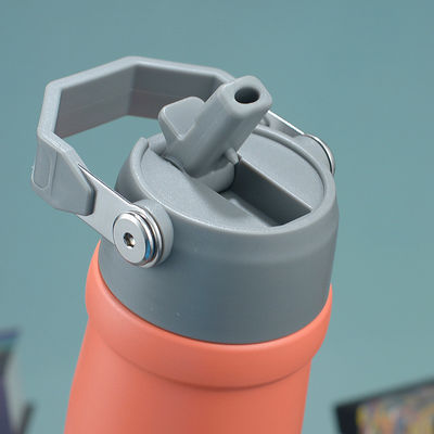 Bottiglia di acqua per sport all'aperto da 550 ml/650 ml con bevande dirette e design isolato