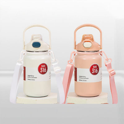 304 316 Bottiglia d'acqua in acciaio inossidabile per bambini Logo rosa 418g Bottone di vuoto di paglia isolato