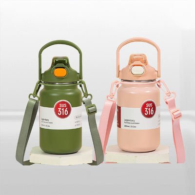304 316 Bottiglia d'acqua in acciaio inossidabile per bambini Logo rosa 418g Bottone di vuoto di paglia isolato