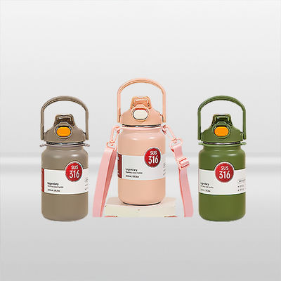 304 316 Bottiglia d'acqua in acciaio inossidabile per bambini Logo rosa 418g Bottone di vuoto di paglia isolato