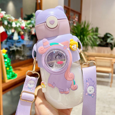 680ml Bottiglia d'acqua per bambini Cute Design Cartoon Coppa di plastica con cintura e paglia inclusi