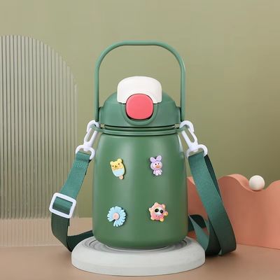 Bottiglia d'acqua in acciaio inossidabile isolato di 800 ml di capacità con coperchio a tappo senza BPA con paglia