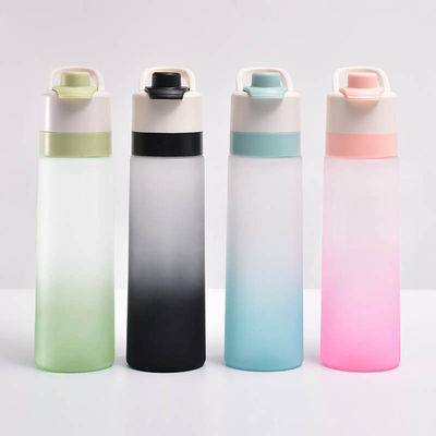 Vendi direttamente una tazza d'acqua di plastica sportiva semplice con una capacità di 750 ml