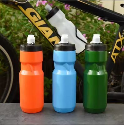 Logo personalizzato Accettabile 700ml PE Bottiglia di acqua sportiva in plastica con copertura antipolvere