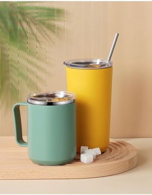 Una tazza di caffè in acciaio inossidabile a doppia parete e isolante