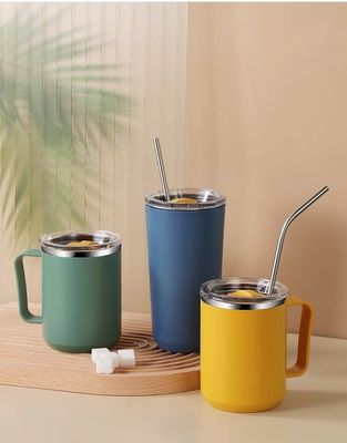 Una tazza di caffè in acciaio inossidabile a doppia parete e isolante