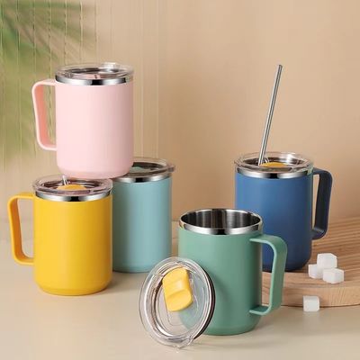 Una tazza di caffè in acciaio inossidabile a doppia parete e isolante
