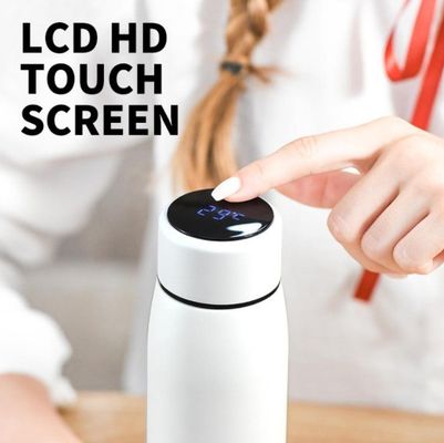 Godetevi la bevanda intelligente con una bottiglia d'acqua in acciaio inossidabile a design moderno