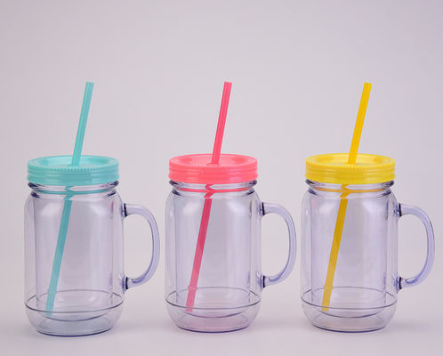 Acquirenti commerciali devono avere una bottiglia d'acqua di plastica trasparente per viaggiare all'aperto