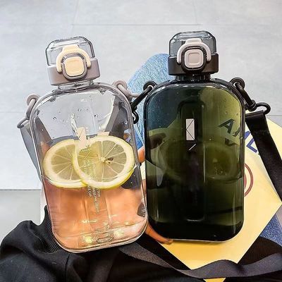 Bottiglia d'acqua di plastica da 750 ml con paglia, indispensabile per l'esercizio e il fitness all'aperto