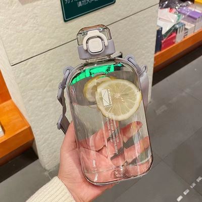 Bottiglia d'acqua di plastica da 750 ml con paglia, indispensabile per l'esercizio e il fitness all'aperto