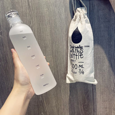 Bottiglia d'acqua di plastica da 500 ml con scala temporale per il fitness moderno e design riutilizzabile