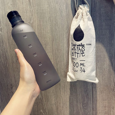 Bottiglia d'acqua di plastica da 500 ml con scala temporale per il fitness moderno e design riutilizzabile