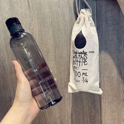 Bottiglia d'acqua di plastica da 500 ml con scala temporale per il fitness moderno e design riutilizzabile