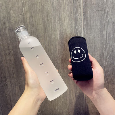 Bottiglia d'acqua di plastica per palestra sostenibile da 500 ml con scala temporale impermeabile e priva di BPA