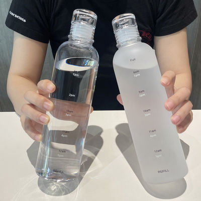 Bottiglia d'acqua di plastica per palestra sostenibile da 500 ml con scala temporale impermeabile e priva di BPA