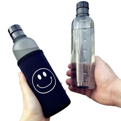 Bottiglia d'acqua di plastica per palestra sostenibile da 500 ml con scala temporale impermeabile e priva di BPA