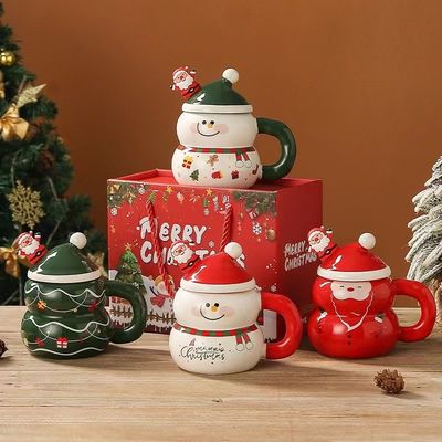 Vivi la magia del Natale con il nostro set di tazze e cucchiai in ceramica da 400 ml