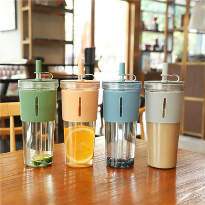 In estate è un must-have: 700 ml di succo chiaro senza BPA, bottiglia d'acqua potabile con manica di paglia.