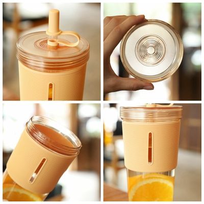 In estate è un must-have: 700 ml di succo chiaro senza BPA, bottiglia d'acqua potabile con manica di paglia.