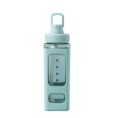 Bottiglia d'acqua di plastica quadrata da 700 ml dotata di rivestimento anticorrosione e paglia