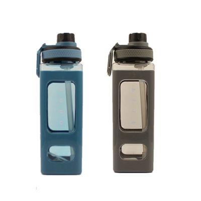 Bottiglia d'acqua di plastica quadrata da 700 ml dotata di rivestimento anticorrosione e paglia