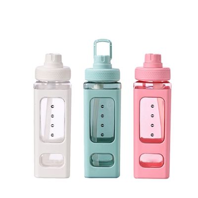 Bottiglia d'acqua di plastica quadrata da 700 ml dotata di rivestimento anticorrosione e paglia