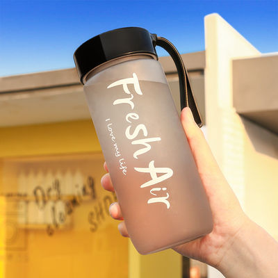 Stile di design minimalista Tazza di plastica portatile da 600 ml Logo personalizzato Accettabile per esterni
