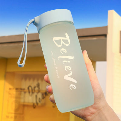 Stile di design minimalista Tazza di plastica portatile da 600 ml Logo personalizzato Accettabile per esterni
