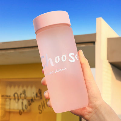 Stile di design minimalista Tazza di plastica portatile da 600 ml Logo personalizzato Accettabile per esterni