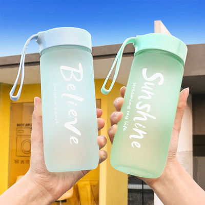 Stile di design minimalista Tazza di plastica portatile da 600 ml Logo personalizzato Accettabile per esterni