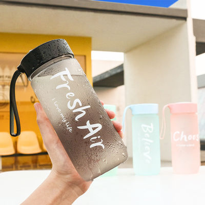 Stile di design minimalista Tazza di plastica portatile da 600 ml Logo personalizzato Accettabile per esterni