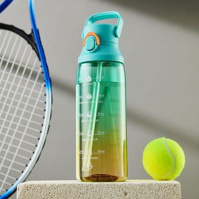 Acqua da bere in plastica a colori gradienti 750 ml Bottiglia portatile per sportivi per viaggi