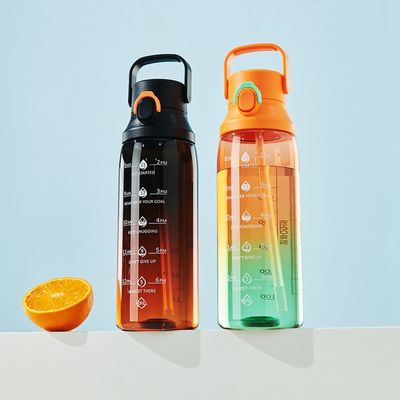 Acqua da bere in plastica a colori gradienti 750 ml Bottiglia portatile per sportivi per viaggi
