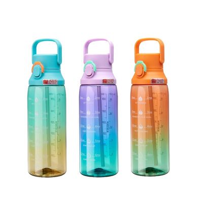Acqua da bere in plastica a colori gradienti 750 ml Bottiglia portatile per sportivi per viaggi