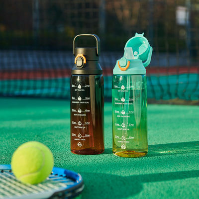 Bottiglia d'acqua a gradiente di grande capacità con maniglia e paglia per sport all'aria aperta 750 ml