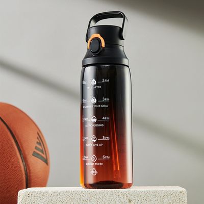 Bottiglia d'acqua a gradiente di grande capacità con maniglia e paglia per sport all'aria aperta 750 ml
