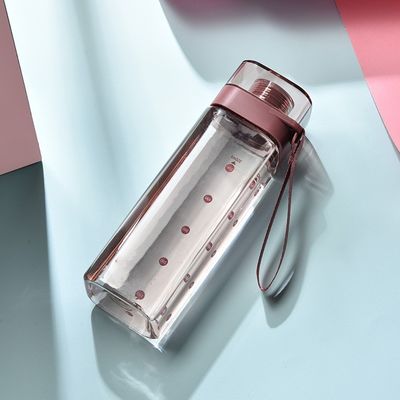 Bottiglia d'acqua a bocca quadrata di plastica colorata con coperchio a prova di perdite e corda a maniglia