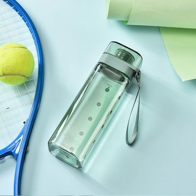 Bottiglia d'acqua a bocca quadrata di plastica colorata con coperchio a prova di perdite e corda a maniglia