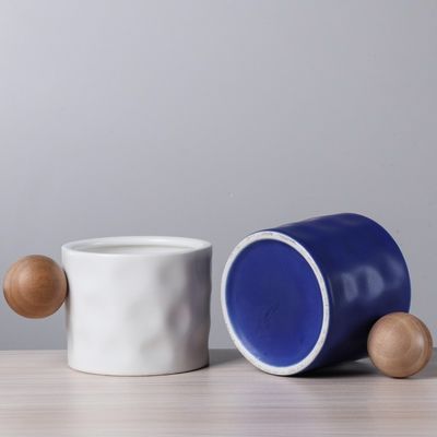 330ml Tazza da caffè in ceramica blu e bianco con maniglia sferica di legno per regali d'affari