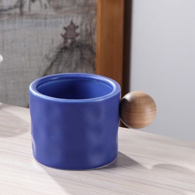 330ml Tazza da caffè in ceramica blu e bianco con maniglia sferica di legno per regali d'affari