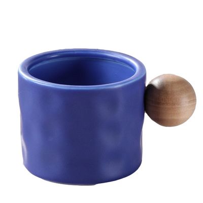 330ml Tazza da caffè in ceramica blu e bianco con maniglia sferica di legno per regali d'affari